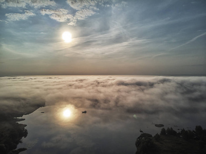 乌利亚诺夫斯克市附近伏尔加河上的日落和雾。 俄罗斯。 无人驾驶飞机俯瞰城市