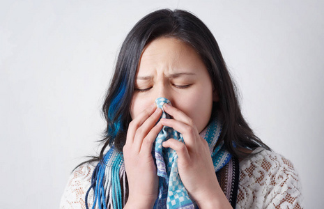 绝望的女人患感冒,流鼻涕照片