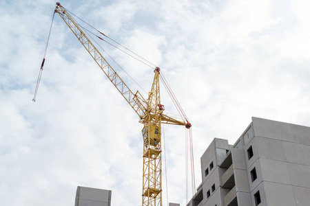 天幕及在建建筑物的塔式起重机图片