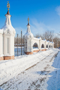 冬季公园的小径和白石栅栏图片