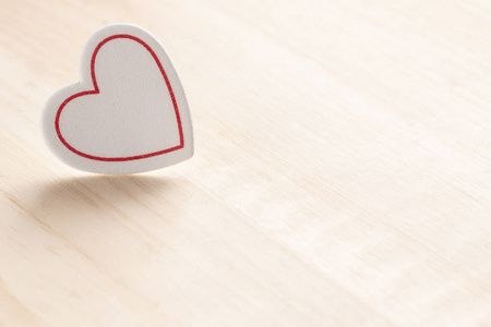 情人节背景，两颗心装饰在一张木桌上。 快乐情人节卡片布局复制空间。