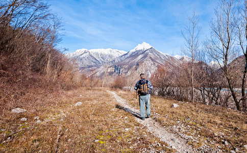 徒步旅行者走在通往山脉的小径上。
