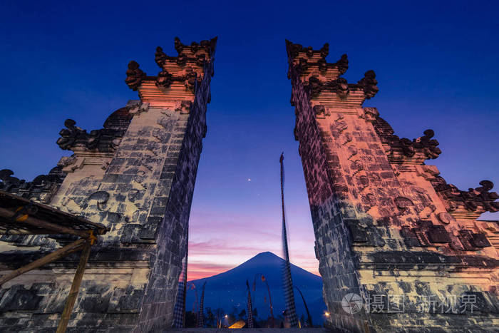 puraluhur或lempuyang寺的天堂之门在印度尼西亚巴厘岛美丽的日落天空