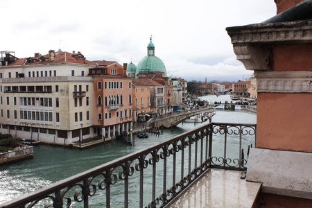 威尼斯，观大运河和圣玛丽亚大教堂敬礼。2018年2月。威尼斯建筑。