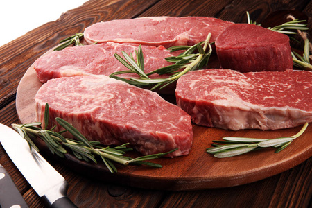 生牛排. 烧烤肋骨眼牛排干老瓦格玉主菜.