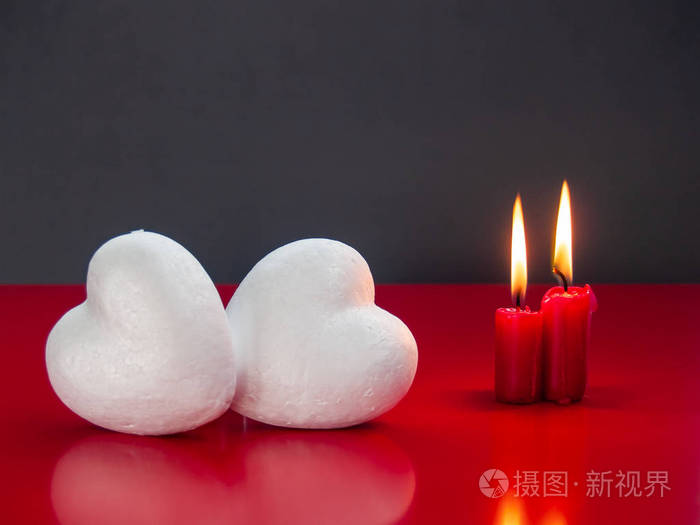 爱的概念平静的生活点着红蜡烛和两颗波兰心