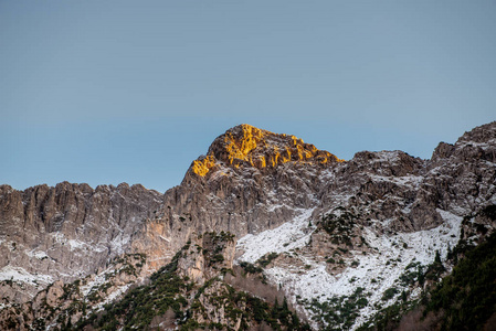 雪山的山峰