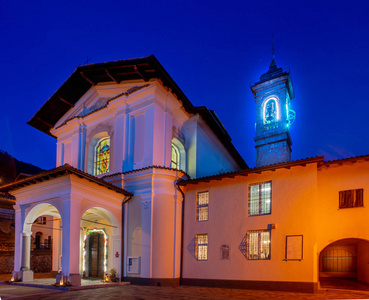 佐佐尼教堂为圣诞节照明图片