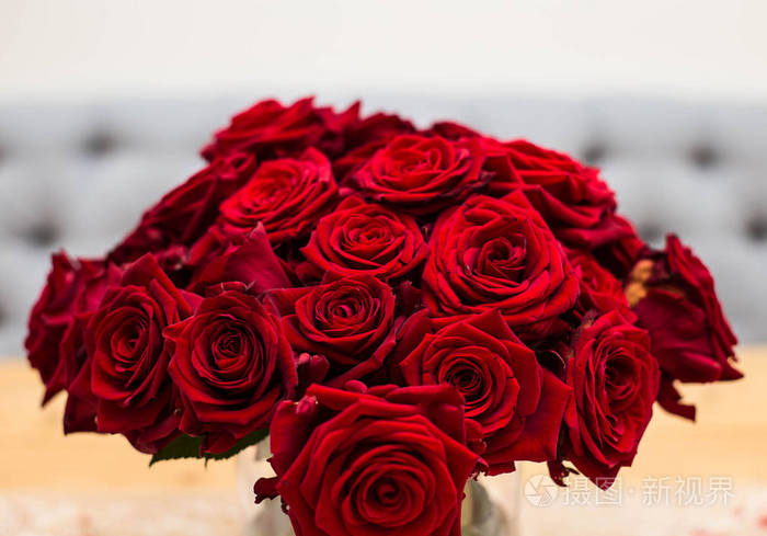 红玫瑰的红色花束灰色背景上的婚礼花选择性对焦, 情人节概念