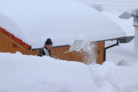后,下降时天空的雪地上在雪地里滑倒的小女孩躺在床上的人带着滑雪板