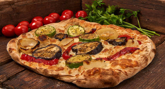 自制的新鲜美味的素食披萨，美味的意大利披萨，隔离在木桌上，有选择性的专注