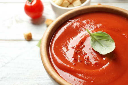 碗，桌上放新鲜自制番茄汤，特写..文本空间