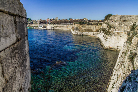 科福的观点Kerkyra。克尔凯拉希腊科孚岛首府。PanagiaVlacherna和Corfu附近的Pontikoniss