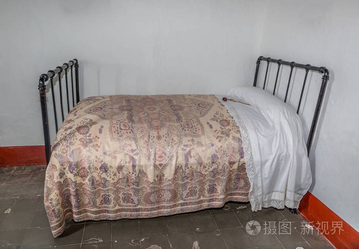 二十世纪初在一座保存完好的旧房子里的床西班牙