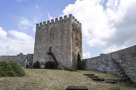 中世纪的山堡建于12和13世纪，风格为罗马式和哥特式，城墙上没有梅隆，葡萄牙的西洛里科达比拉比拉阿尔塔没有护城河