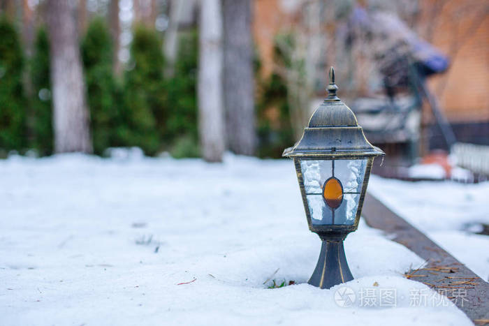 花园灯笼在冬天的花园里 在中间 花园里积雪 照片 正版商用图片1700em 摄图新视界