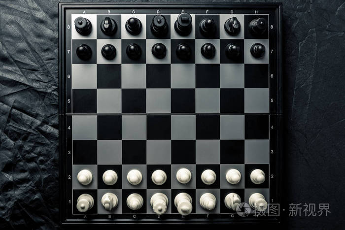 棋盘上有黑白棋面对对方水平框架