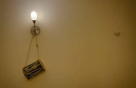 墙上的发光灯，上面挂着一个时尚的鼓。
