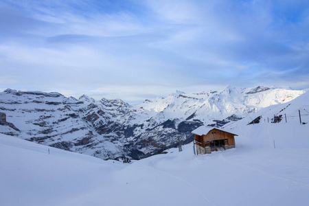寒冷冬天的瑞士滑雪胜地