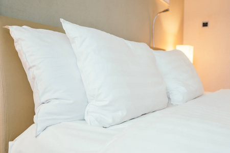白色枕头，床上装饰，酒店卧室内部