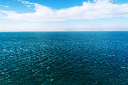 蓝色的死海和多云的天空波。