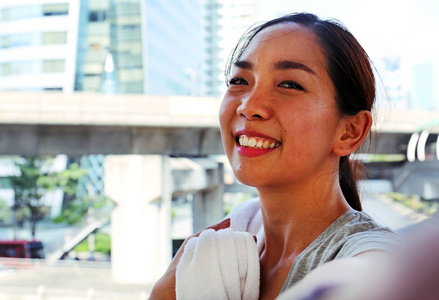 美丽的亚洲运动女性自拍肖像在步行街。