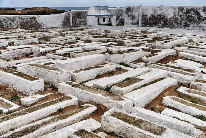 充满了被漆成白色的低矮坟墓