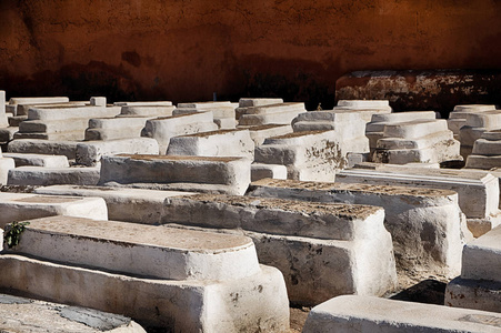 马拉喀什摩洛哥的传统犹太墓地充满了用白色油漆粉刷的坟墓。