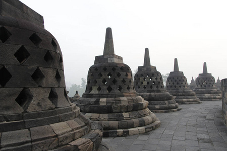 博罗布杜尔神庙与神秘森林在黎明日惹印度尼西亚