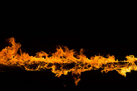 黑色背景上熊熊燃烧的火焰照片