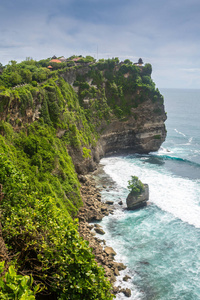 在巴厘岛，印度尼西亚馆和蓝色海乌鲁瓦图悬崖上跳下的视图