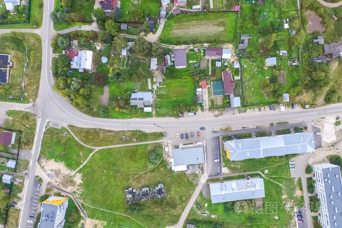 村庄,田野和村庄附近森林的俯视图照片-正版商用图片170h19-摄图新视