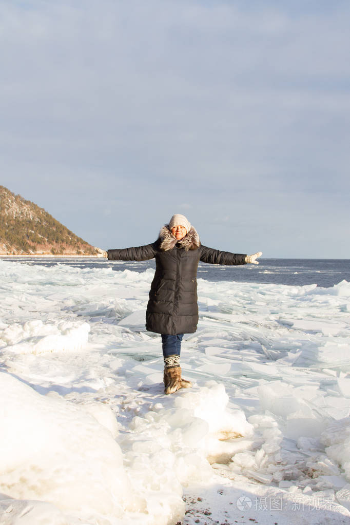 游客站在冬天的海边