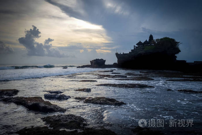 印尼巴厘岛日落时的普拉塔纳洛特寺庙和海洋