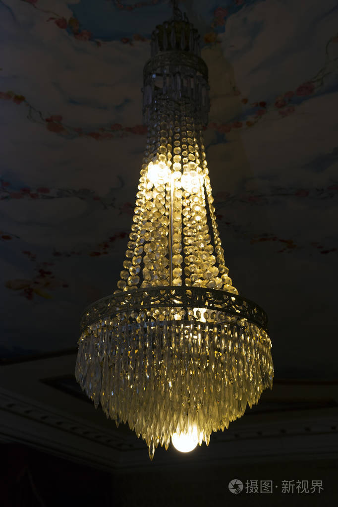 经典老式水晶吊灯在当代房子