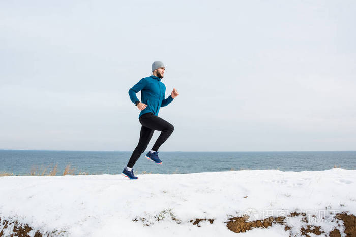 冬季男子在户外运动训练男子在雪地上奔跑