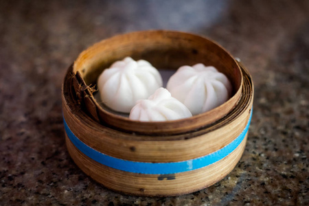 清蒸泰国传统包子在当地餐馆. 由新鲜食材制成的传统泰国菜.照片