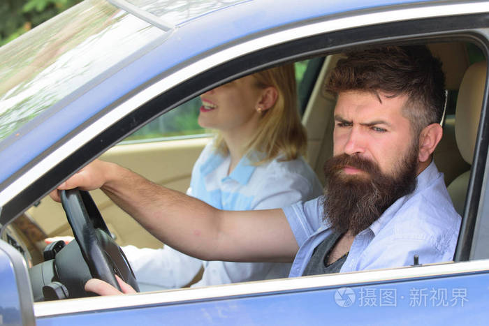 带着胡子的男人和性感的女人开车.有的夫妇享受可持续的旅行.