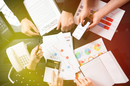 数据回顾的概念图像. 很多图表和图表. 工作业务领域与财务文件.