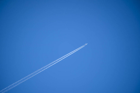 飞机对蓝天的轨迹与复制空间。 天空中的飞机。 穿越天空的飞机轨迹