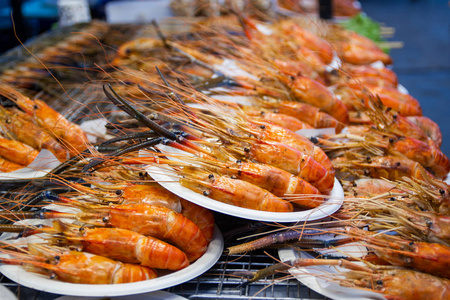油炸昆虫蝗虫昆虫脆泰国食品在街头食品市场。 可在市场上买到