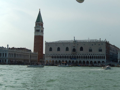 威尼斯意大利是意大利东北部的一个城市，也是威尼托地区的首都，它坐落在一群118个小岛屿上，由运河隔开，由400多座桥梁连接。 这