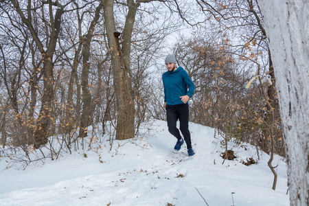 冬季男子在户外运动训练男子在雪地上奔跑