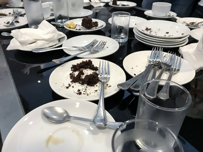 饭店餐桌上用过的白菜眼镜勺子和叉子