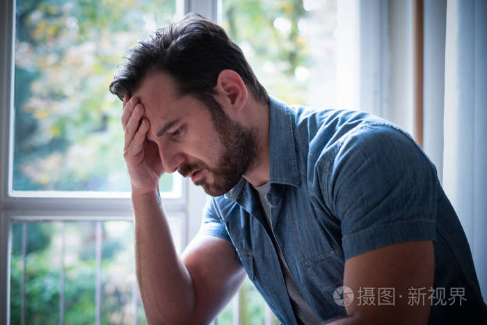 忧心忡忡的人看着窗外体贴