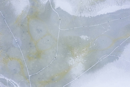 冰湖的鸟瞰图。冬天的风景。冬季仙境上空的无人机拍摄的景观照片。波兰。