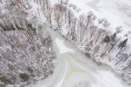 冰湖的鸟瞰图。冬天的风景。冬季仙境上空的无人机拍摄的景观照片。波兰。