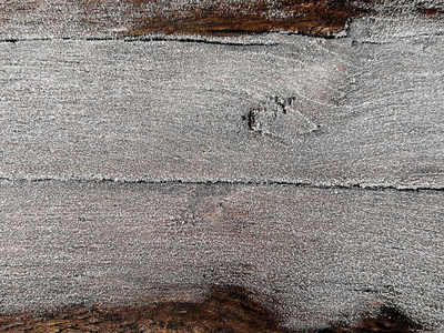 雪霜下的旧木板，有一个空白的文字空间。 冬季设计的美丽水平背景