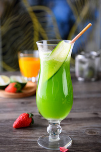 拼色新鲜苹果汁新鲜的绿色苹果汁在透明玻璃中照片