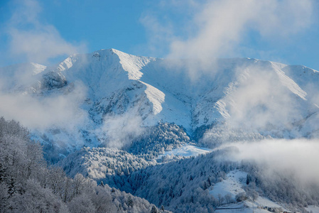 布雷姆巴纳山谷的山脉在下雪后